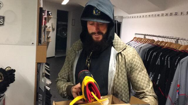 Enzo Amore gets a kick out of his new sneakers background