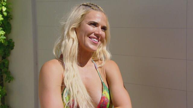 Lana runs into her ex-boyfriend at a Las Vegas pool party: Total Divas, Jan. 18, 2017