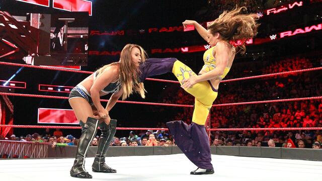 Mickie James vs. Emma: Raw, Aug. 14, 2017 background