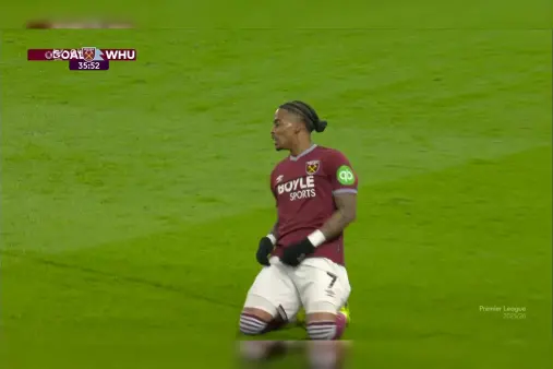 [Goal] Wan-Bissaka surges forward for a cutback, Summerville follows up with a thunderous strike into the net