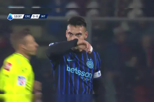 [Highlights] A speculative effort! Lautaro unleashes a long-range shot, fails to trouble the goalkeeper