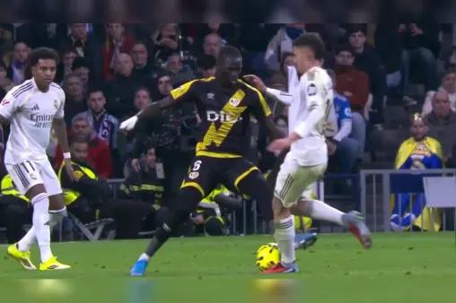 [Red Card] Too reckless! Sissoko's studs-up challenge on Ceballos' ankle leads to red card