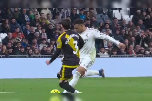 [Highlights] All-out attack! Mbappe's fierce shot in the box saved by the goalkeeper's brilliant save