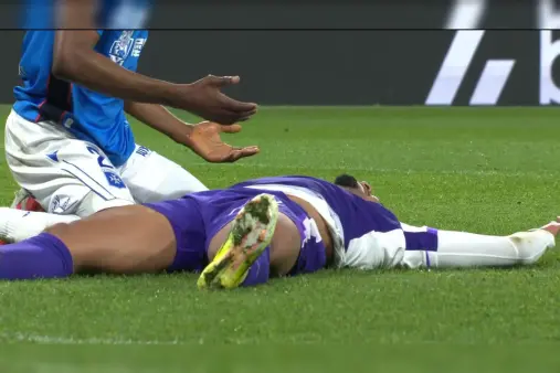 [Highlights] So close! Emerson's diving header in the box sails over the crossbar