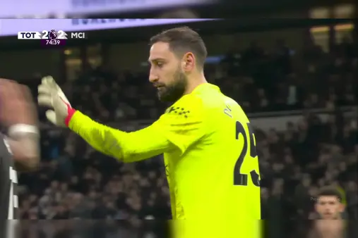 [Highlights] Sustained threat! Simmons' long-range shot outside the box saved by Donnarumma with one hand