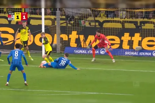 [Goal] Kung Fu football! Nijhuis' volley misses, then scores with a grounded scissor kick