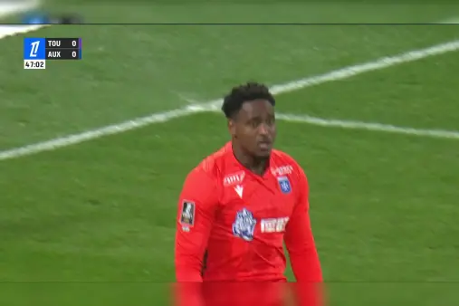 [Highlights] Incredible save! Leon makes a flying fingertip stop to deny opponent's shot in the box