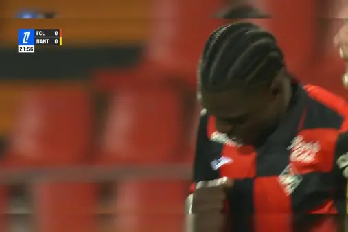 [Highlights] Makengo dribbles past multiple players, then a weak low shot from the edge of the box