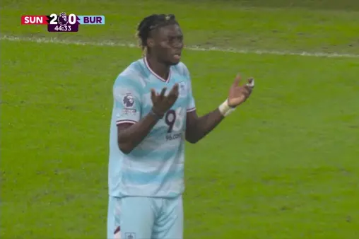 [Highlights] Physical play! Ugochukwu pulls down opponent from behind, gets yellow card