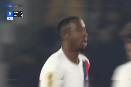 [Highlights] Pacho leaps high for a header, but the ball sails over the crossbar