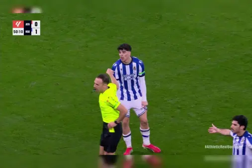 [Yellow Card] Guruzeta kicks opponent from behind without being carded, Horn Martin protests and gets booked instead