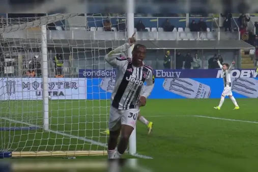 [Goal] Completely blown open! Young Consciência forces a goalie spill, David slots home into an empty net