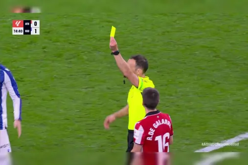 [Yellow Card] Tackles getting fiercer! Iseta swings hand into opponent's face, receives yellow card warning