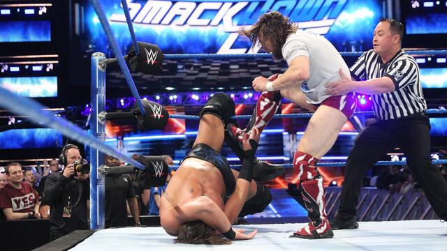 Daniel Bryan puts Big Cass in his place: SmackDown LIVE, May 15, 2018 background