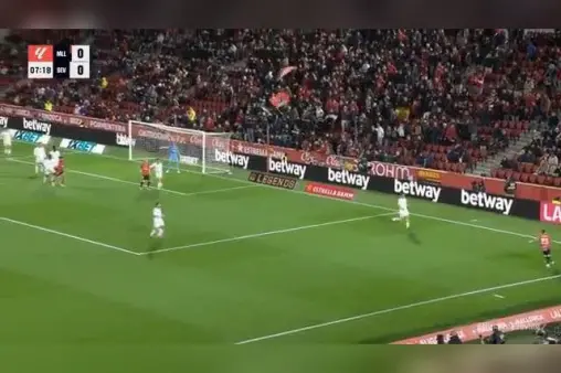 [Highlights] Surprise shot! Billičić bends a strike from the edge of the box towards the far corner, saved by the goalkeeper's diving effort