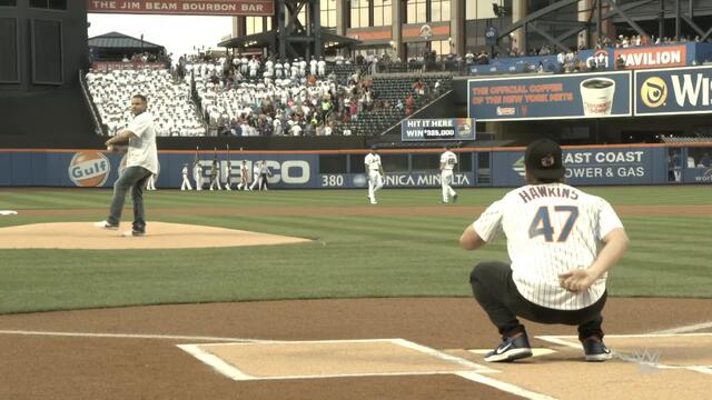 Jeff Hardy throws incredible first pitch before Mets game