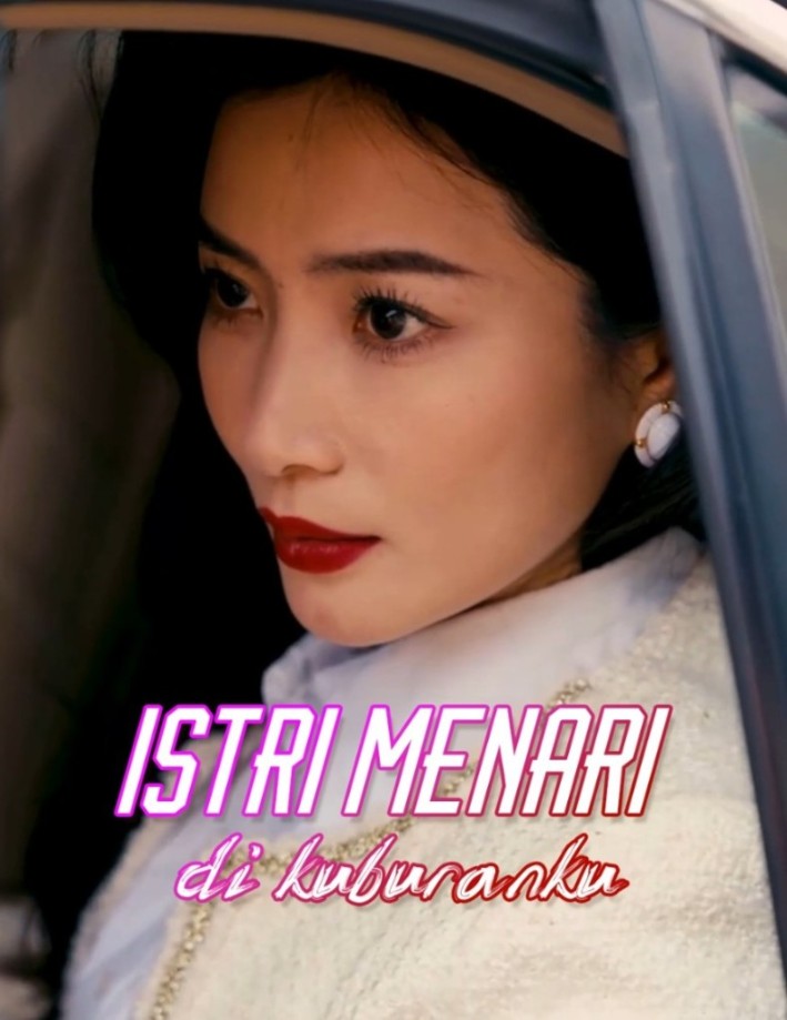 Istri menari di kuburanku poster