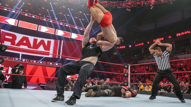Finn Bálor confronta a Braun Strowman y a Brock Lesnar: En Espanol, 24 de Enero, 2019