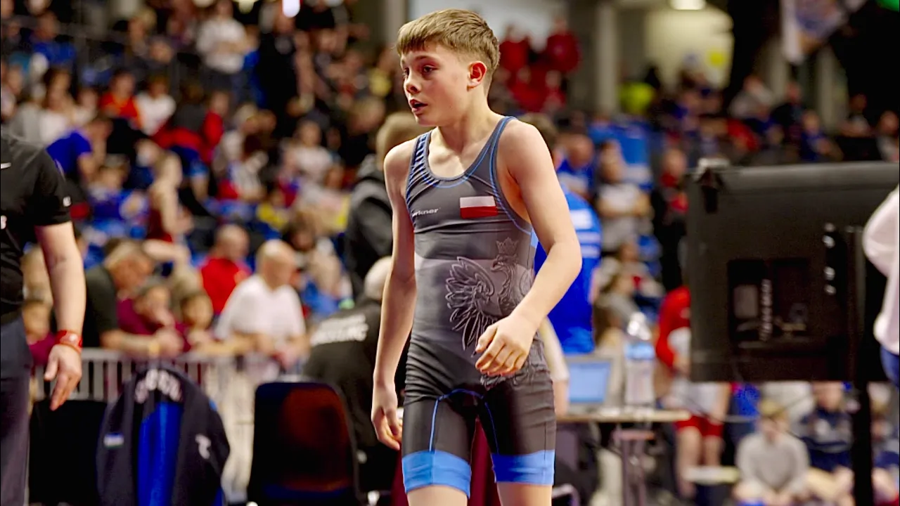 U13 Mark Kovalenko (DEN) vs Hubert Czerwionka (POL) 42kg. Greco-roman boys youth wrestling. B-cam-m