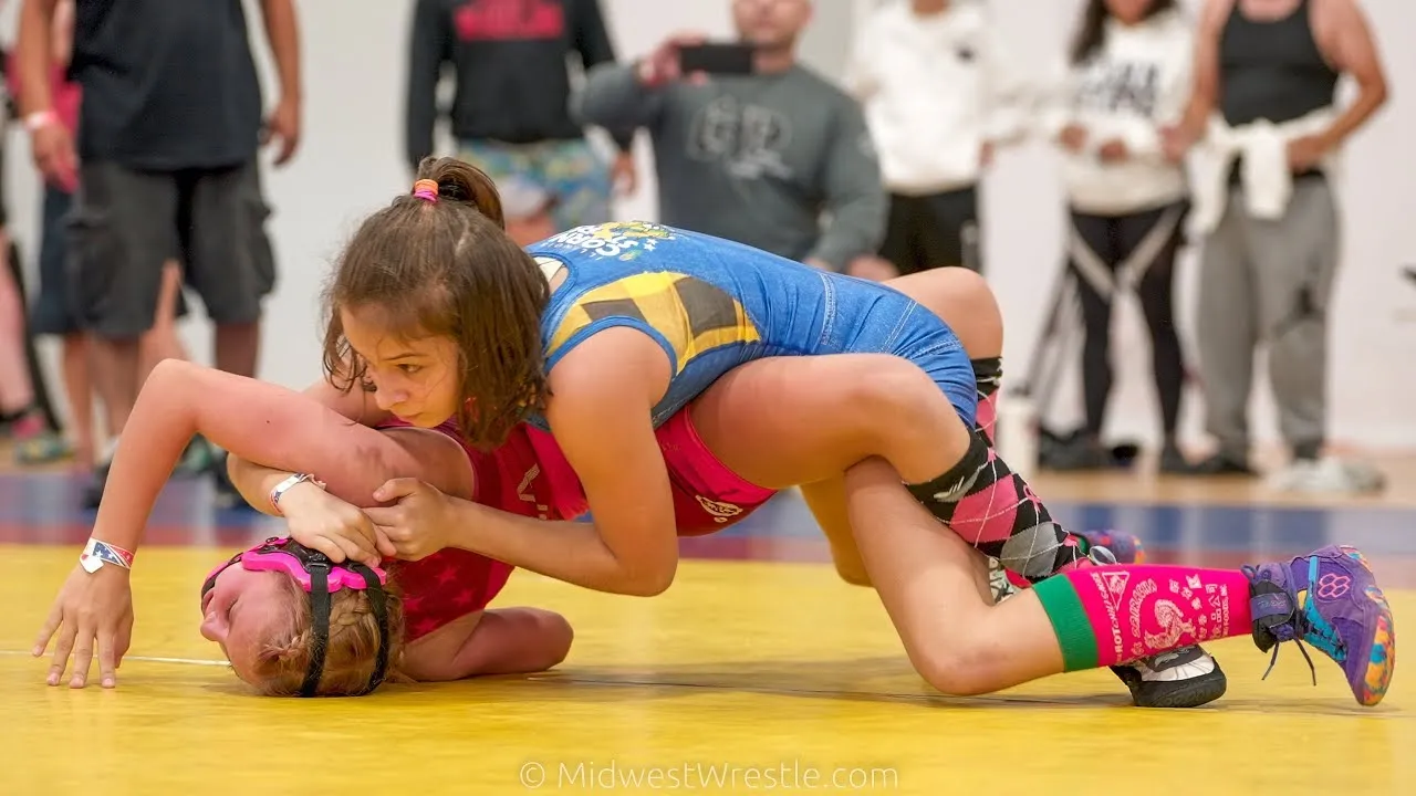 46 kg Freestyle – Maya Alvarado {B} of IL Cornstars Black vs. Kara-lynn Dover {R} of WOW South background