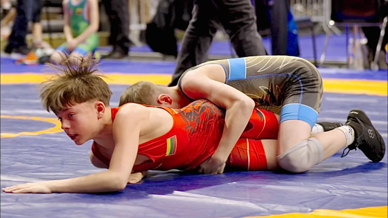 U13 Simonas Stonys (LTU) vs Davyd Tsyshok (UKR) 38kg. Freestyle boys youth wrestling. B-cam-man