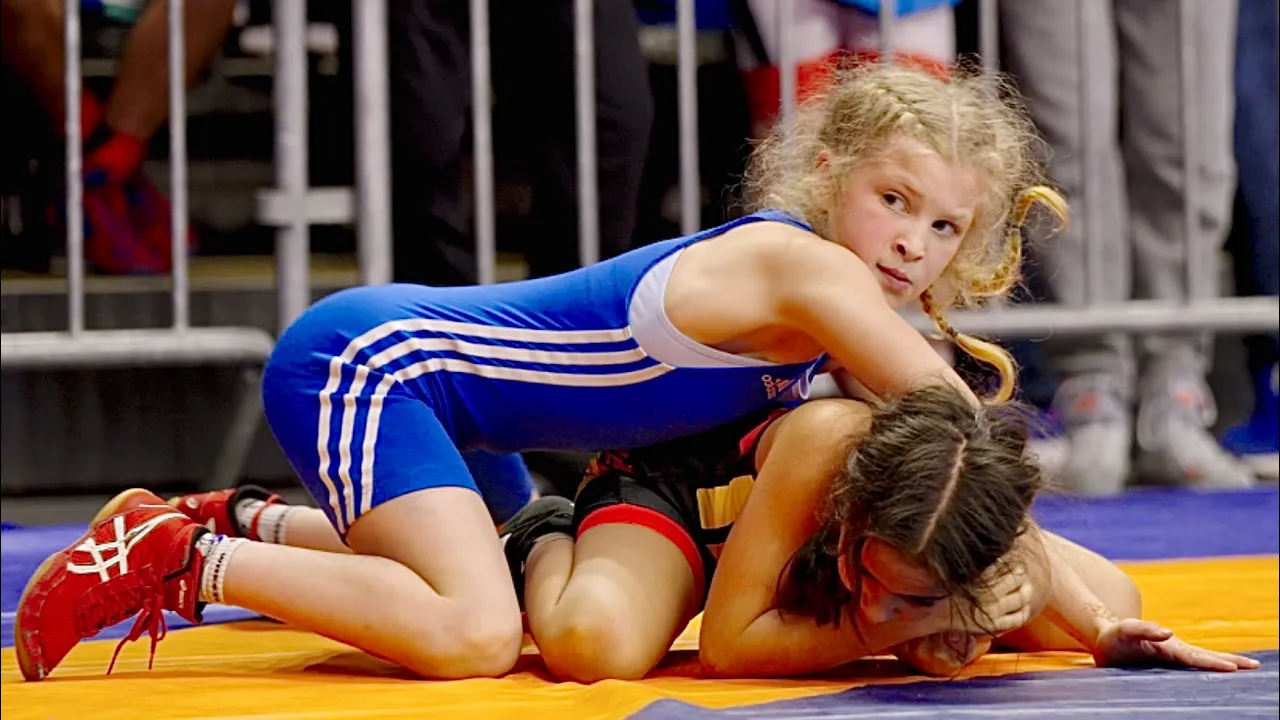 U13 Mona Norouzi  (FIN) vs Jara Laaouina (NED) 33kg. Greco-roman girls youth wrestling. B-cam-man