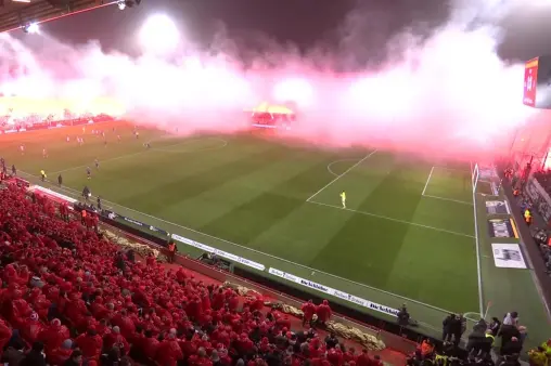[Highlights] Impressive sight! Union Berlin fans set off fireworks in the stands, referee stops the game