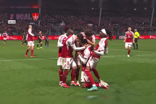 [Goal] Lucky break! Lascari's powerful shot deflected in by opponent's defender