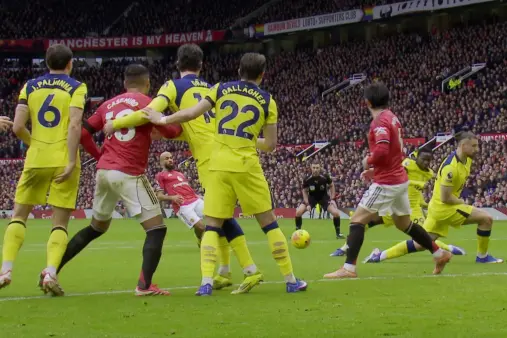 [Goal] Bruno Fernandes takes a tactical corner, Mainoo assists Mbeumo for a tap-in