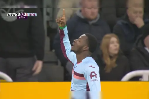 [Goal] Takes aim! Watara's low shot in the box goes through the keeper's legs to score