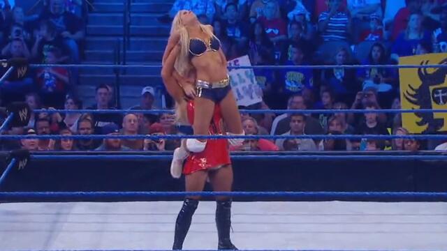 SmackDown: Kelly Kelly vs. Beth Phoenix - Divas Championship Match