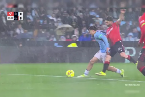 [Highlights] Fearless in challenge! Xavi Rodriguez powers into the box, blasts shot over the bar