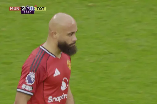 [Highlights] Amad plays back, Mbeumo's off-foot first-time strike drifts wide of the goal