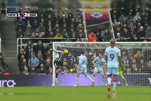 [Highlights] Sustained pressure! Barnes' header drifts just wide of the near post