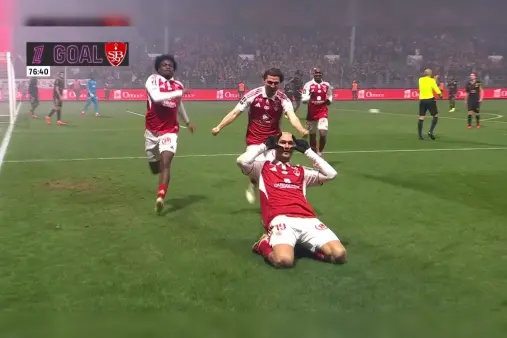 [Goal] Extend the lead! Ebbinghaus crosses from the left, Arrok scores with a stylish turn