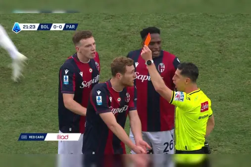 [Red Card] Violent Stamp! Pobega Kicks Keita's Calf, Sent Off After VAR Review