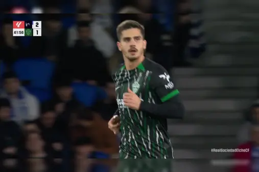 [Goal] Pull one back! Andre Silva makes a smart run and scores with a volley