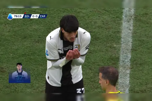 [Red Card] Troilo elbow on Castro, second yellow leads to red card dismissal