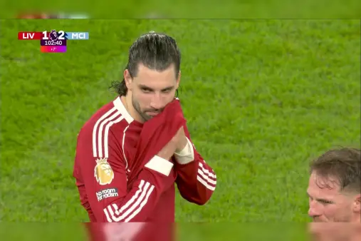 [Red Card] Maximum Loss! Szoboszlai's Pull on Haaland During Chase Results in Red Card and Free Kick