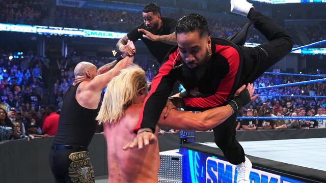 The Usos rush to the aid of Roman Reigns: SmackDown, Jan. 3, 2020
