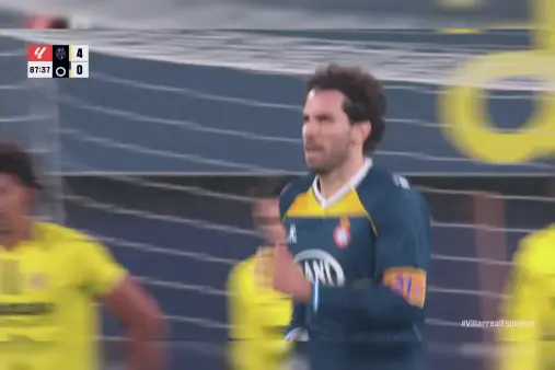 [Goal] Pull one back! Cabrera leaps high to flick the ball into the net from a corner