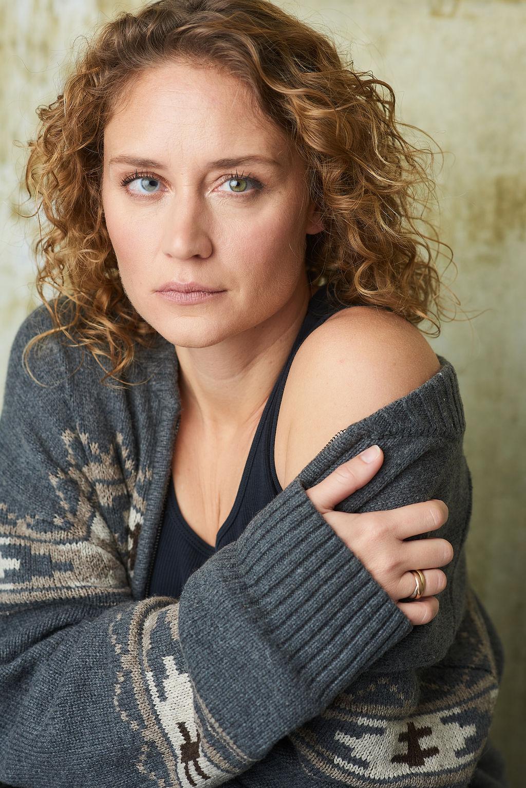 actor Savanna Cummin large photo