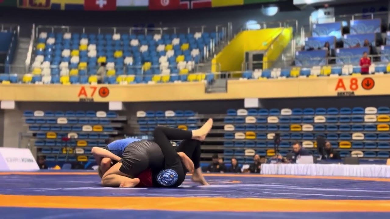 Jiu jitsu girl match with full mount