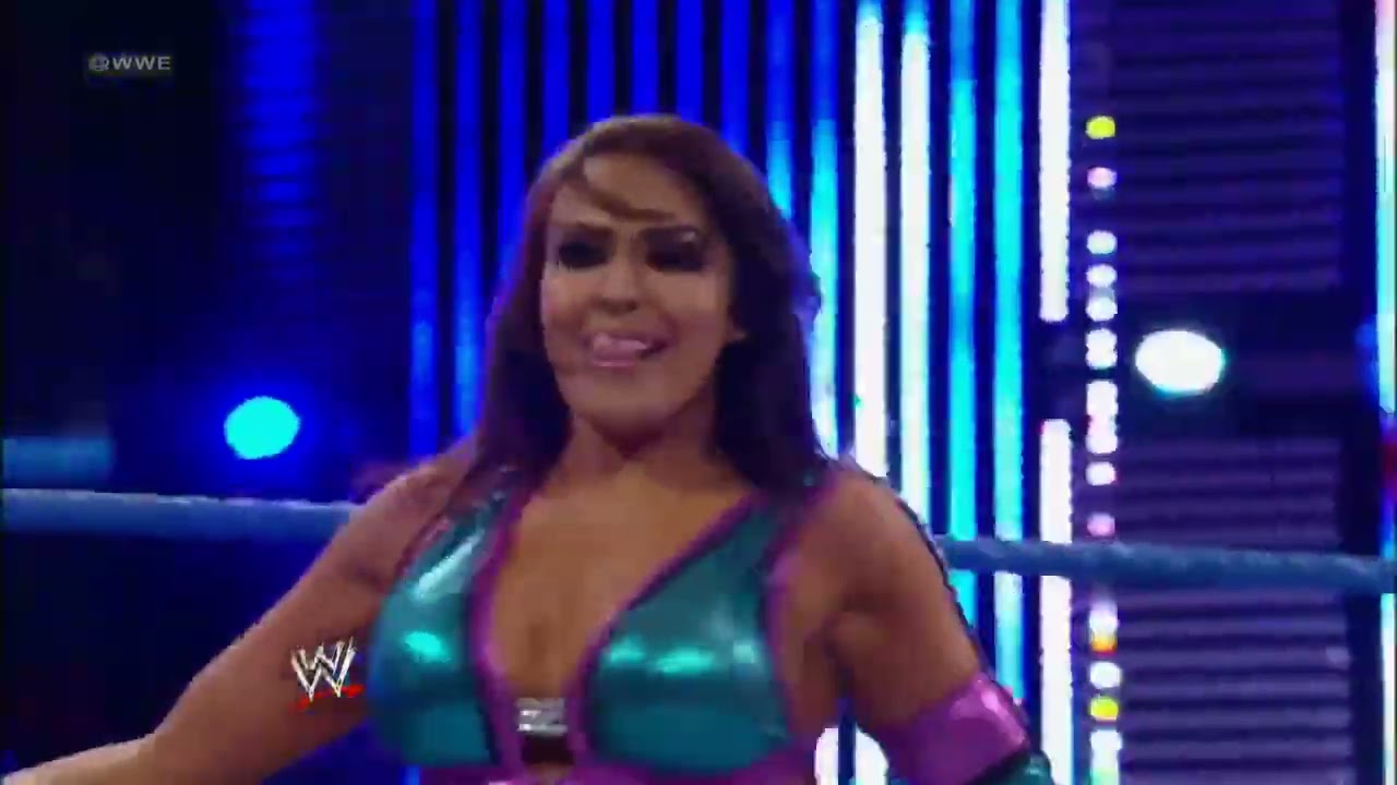 WWE Superstars: 8/2/2012 Layla vs Natalya