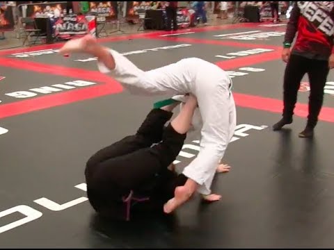 Girls Grappling FAST SUB Gi @ NAGA Battle Beach 2017 • Women BJJ Wrestling