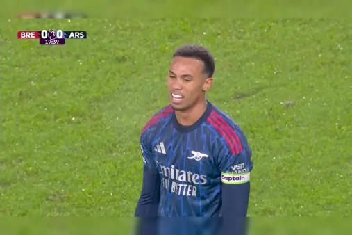 [Yellow Card] No mercy for a compatriot! Gabriel's tough tackle on Thiago earns a yellow card