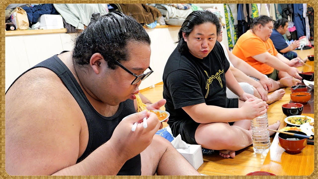 【相撲飯】三兄弟、食後のおやつ・ホットケーキ / トマトパスタ・豚とアスパラのいりつけ・揚げ餃子・豚の生姜焼き・塩ちゃんこ鍋 / 🍚『ちゃんこ番:許田・桑江・厚雅』 background