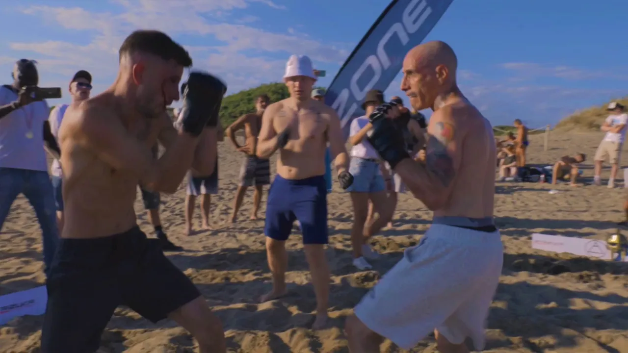 SICARIO vs UKRAINE STREET WARRIOR sulla spiaggia! Street fighter contro pugile esperto ! background