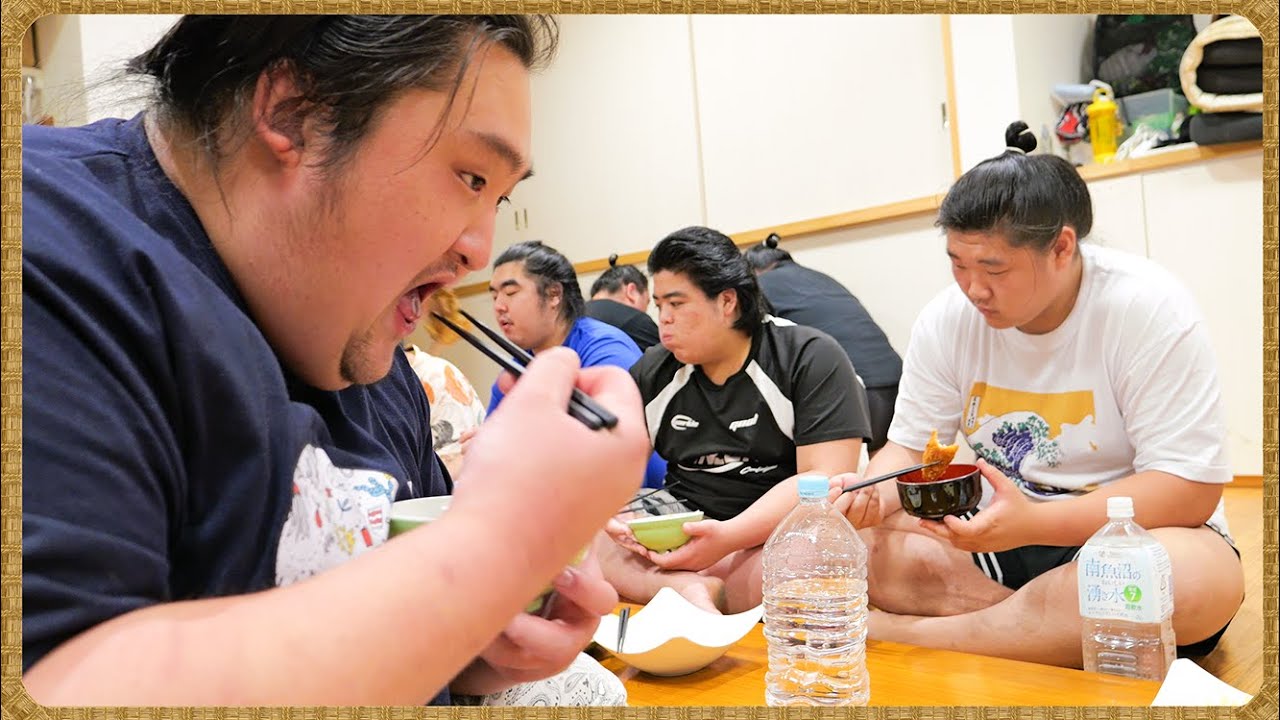 【相撲飯】バターチキンカレー・アジフライ・エビフライ・すき焼き / 女子プロレスについて / 朝稽古 🍚『ちゃんこ番:小滝山・相馬・駿太』 background