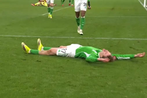 [Goal] Villa's backline pass error leads to Waldemar scoring in a scramble